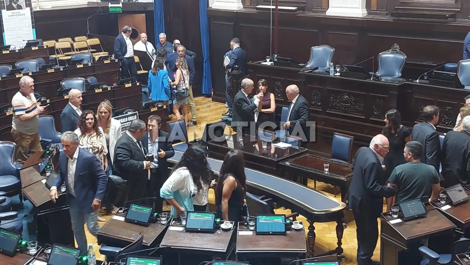El movimiento en el recinto una vez caída la sesión para tratar las PASO.