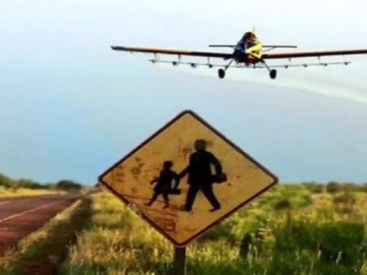 Su hija tiene glifosato en sangre y se encadenó para que trasladen un depósito de agrotóxicos