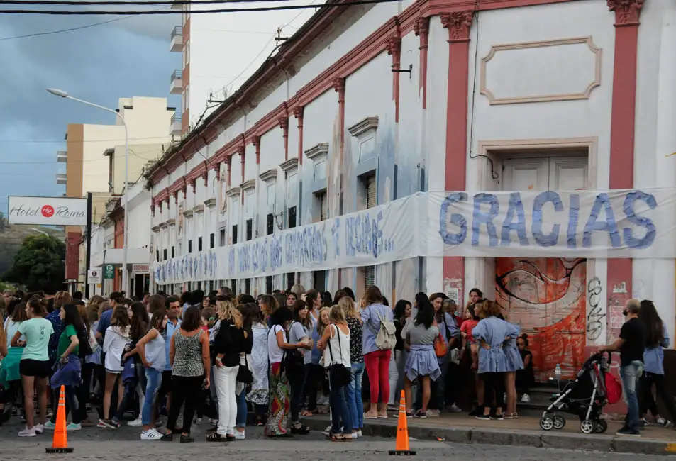 Con emoción, la comunidad educativa de Polivalente le dijo adiós al edificio viejo 