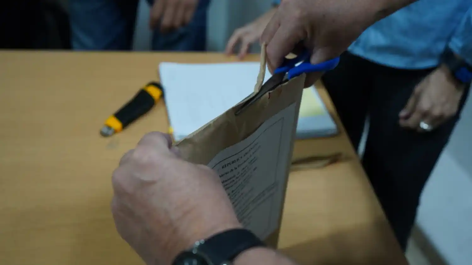 Apertura de sobres para la compra de retroexcavadoras