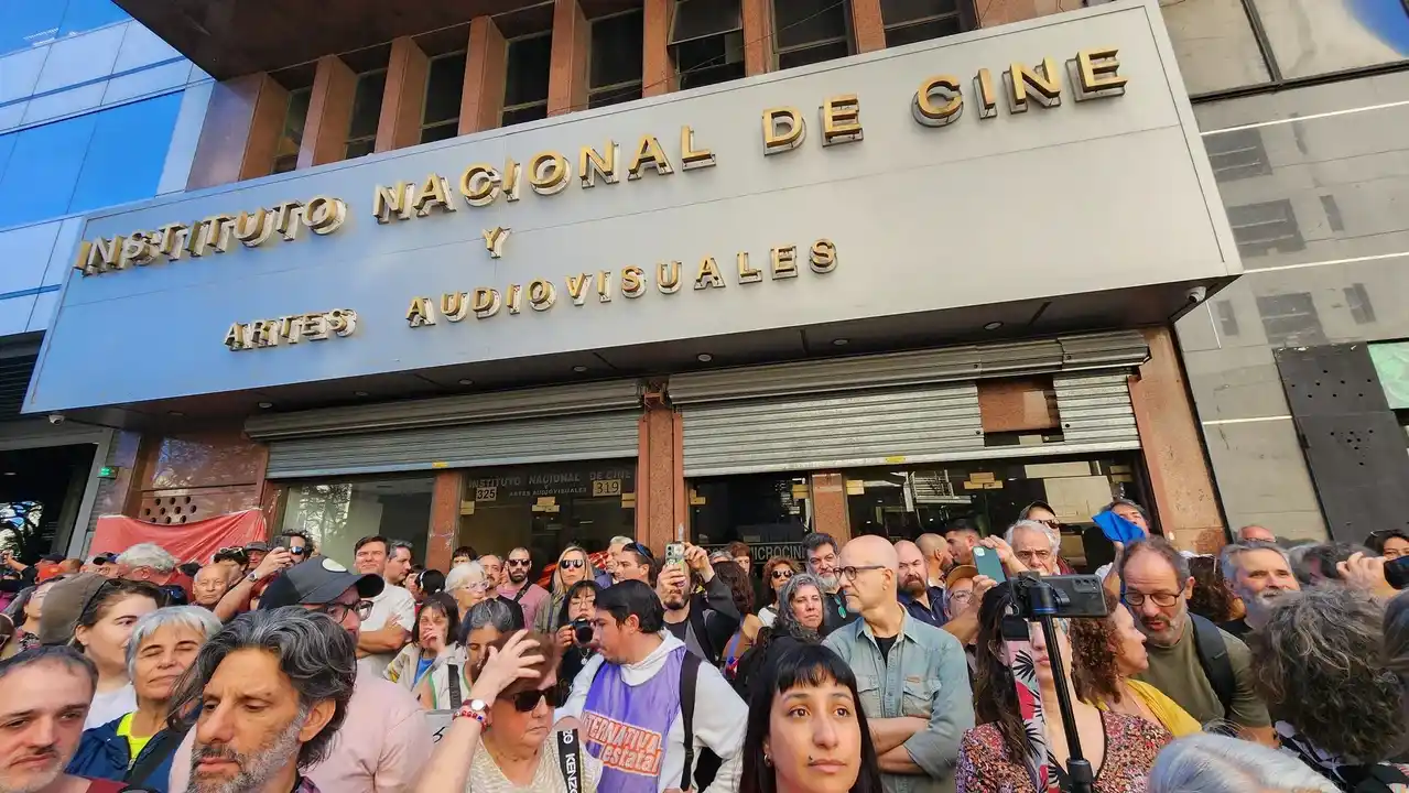 Sectores de la industria audiovisual se manifestaron frente al INCAA en rechazo al cierre de Cine Ar