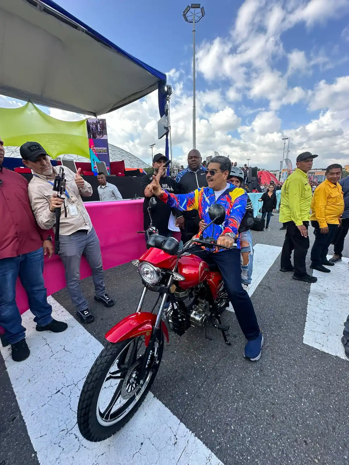 MADURO RESTEADO CON LOS MOTORIZADOS: promete acabar con la discriminación contra los motopiruetas  (+Video)