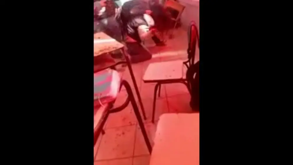 Una madre de otra compañera le pegó con una cadena a la menor.