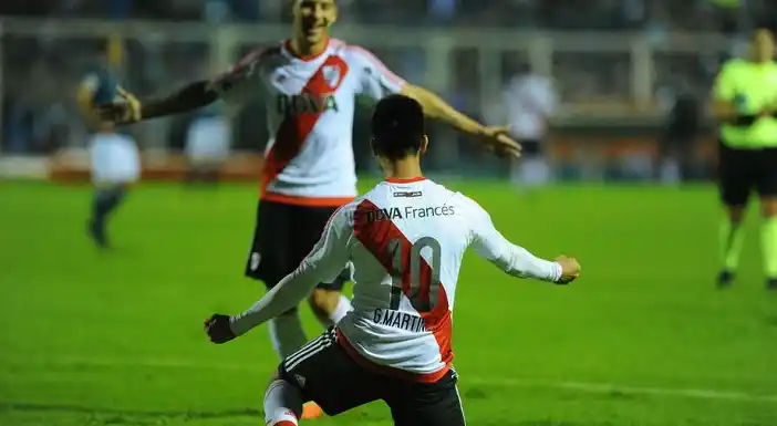 River goleó a Atlético Tucumán y quedó a un punto de Boca