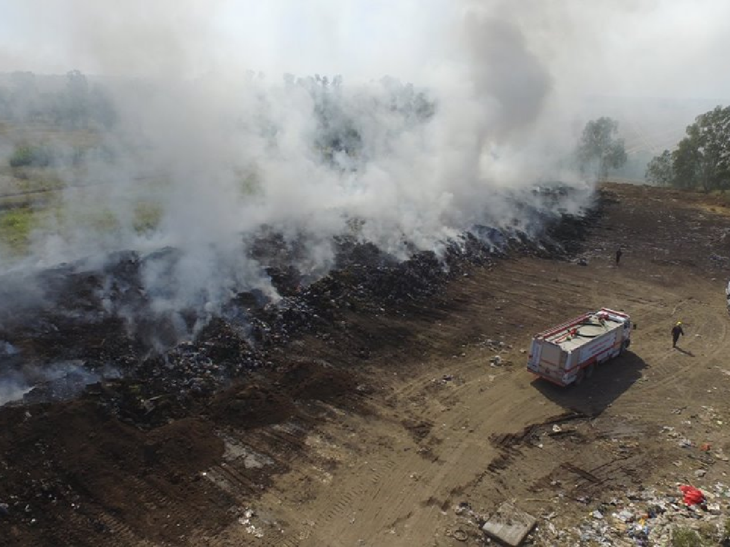 "Llevamos 4 horas trabajando en el control del incendio del relleno sanitario"