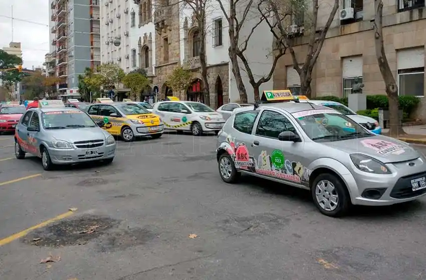 Video: academias de conducir cortaron Luro frente a la municipalidad