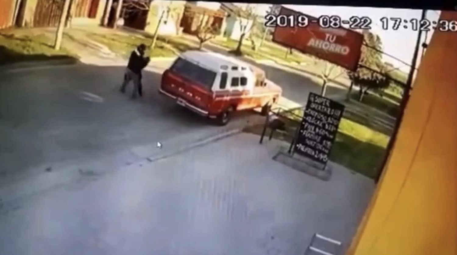 En Rauch también sucede: imágenes de una pelea entre un agente de tránsito y un infractor