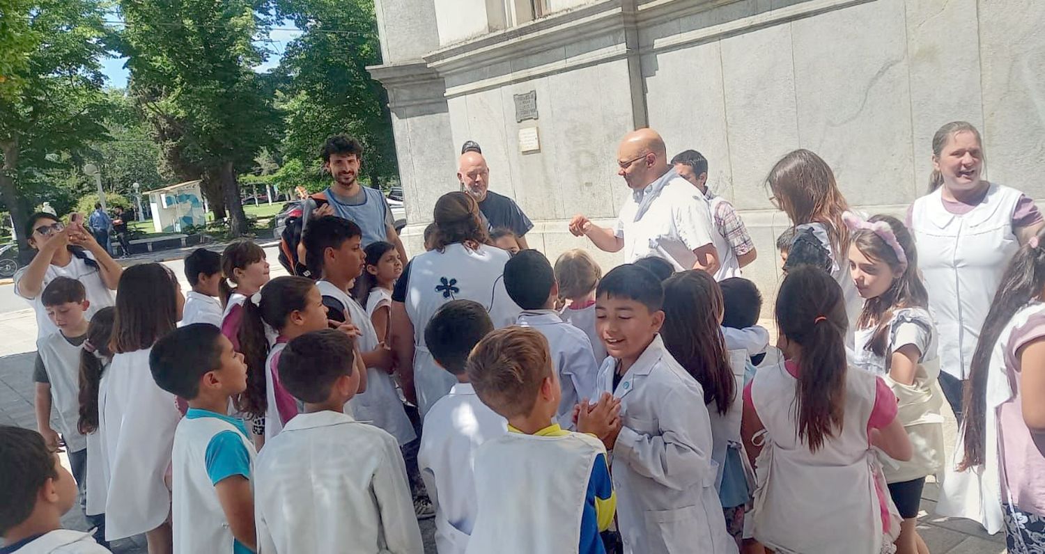En el municipio. Estudiantes junto al intendente Esteban Reino