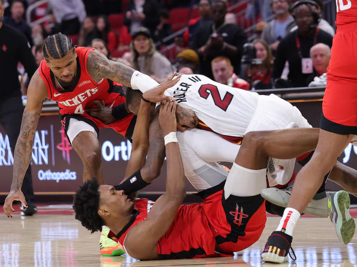 Fred VanVleet, otro jugador de Houston, fue expulsado tras un incidente aparte en el que cuestionó al árbitro por una falta técnica