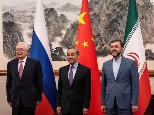 El ministro de Exteriores de China, Wang Yi, rodeado del vicecanciller ruso Sergey Ryabkov y su par iraní Kazeem Gharibabadi en Beijing, China.