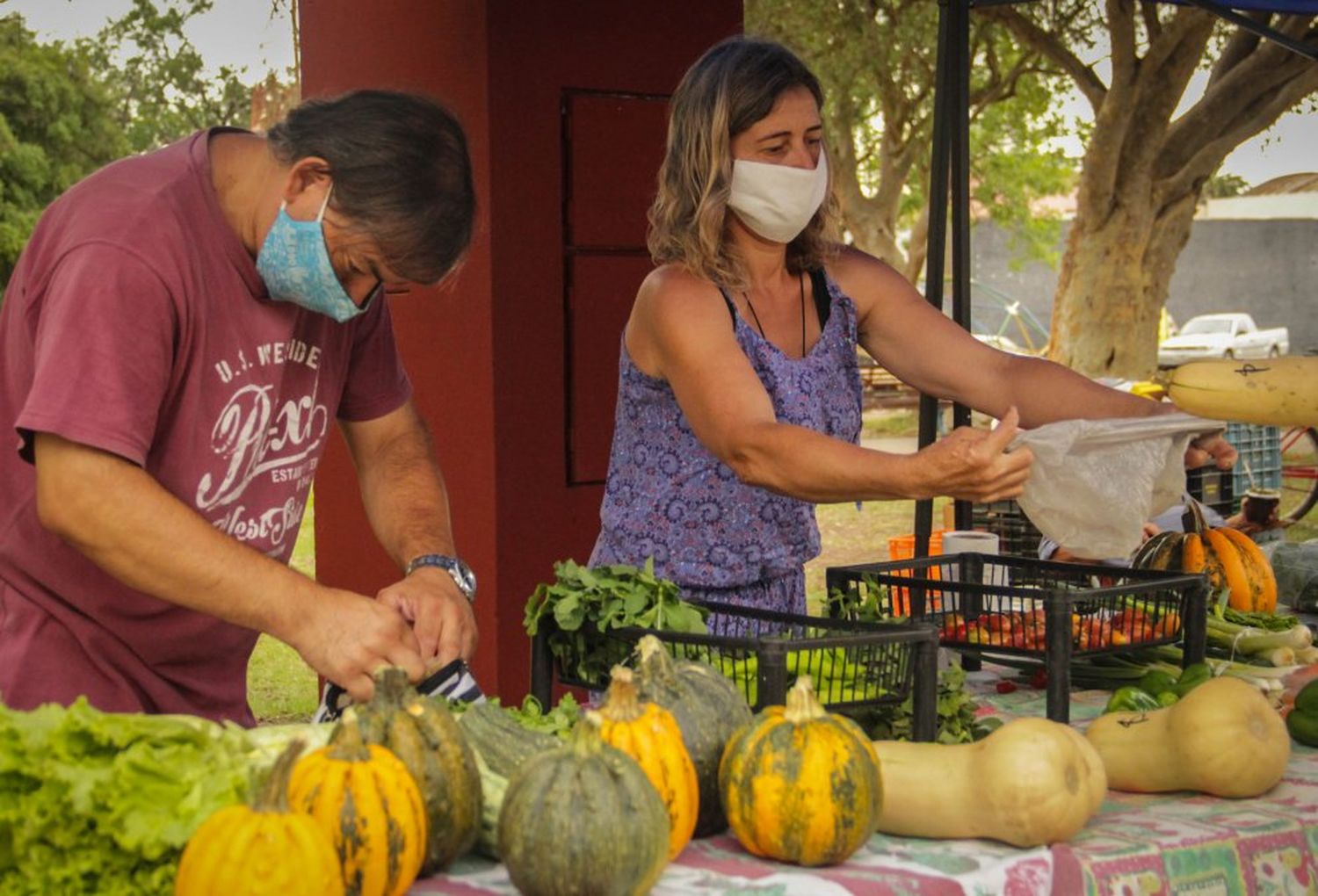 Jroge y Leticia, en la Feria Agroecológica de la plaza Belgrano 