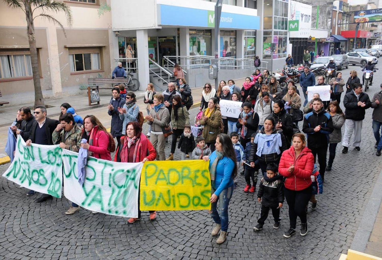 Padres y alumnos del Jardín 901 marcharon por justicia y obtuvieron el apoyo del Municipio