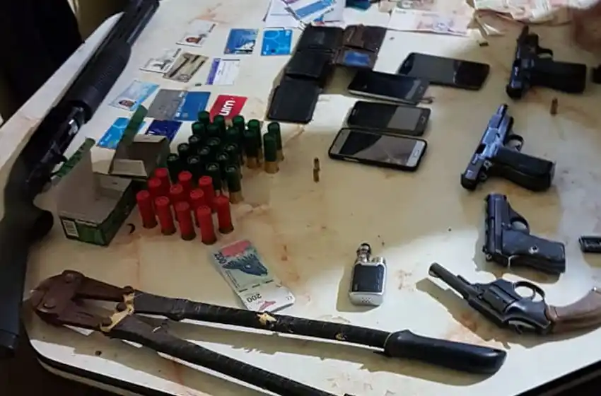 Asaltaron una perfumería fuertemente armados: usaron pistolas, revólveres y una escopeta