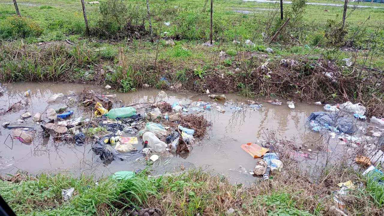 Desde la Municipalida difundieron imágenes de una zanja de Mateo Sbert y Alvarado.