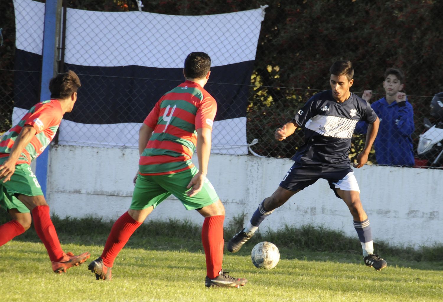 Corrado, con pelota dominada en un partido entre Gimnasia y Velense.