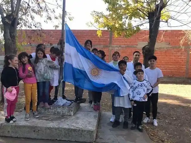 Un nene se enteró que robaron la bandera de su escuela y sin dudarlo compró una nueva con sus ahorros