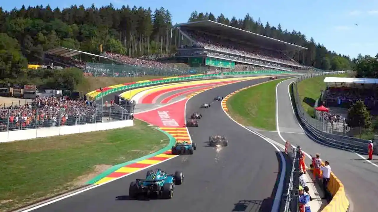 La curva de "Eau Rouge", la más famosa del campeonato de Fórmula 1.