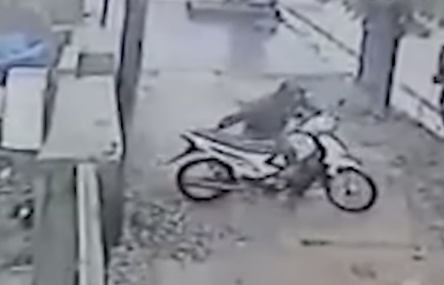 Robó una moto a plena luz del día y quedó registrado en las cámaras de vigilancia