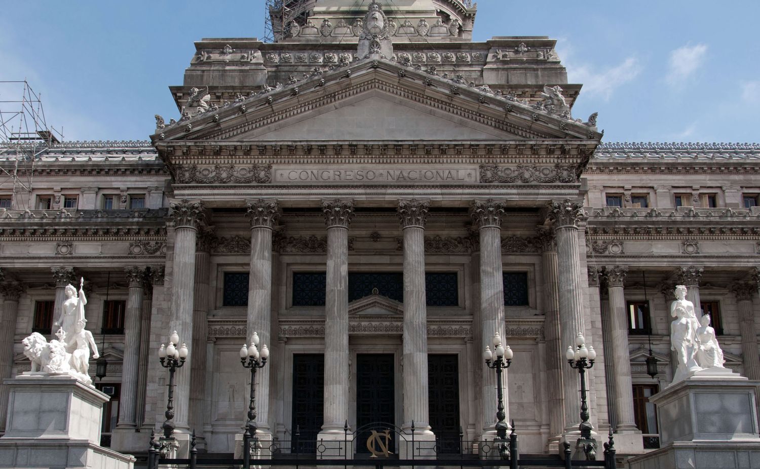 Bajo un clima de tensión, la Ley Ómnibus comienza a tratarse en el Congreso: que postura tomó el Gobierno