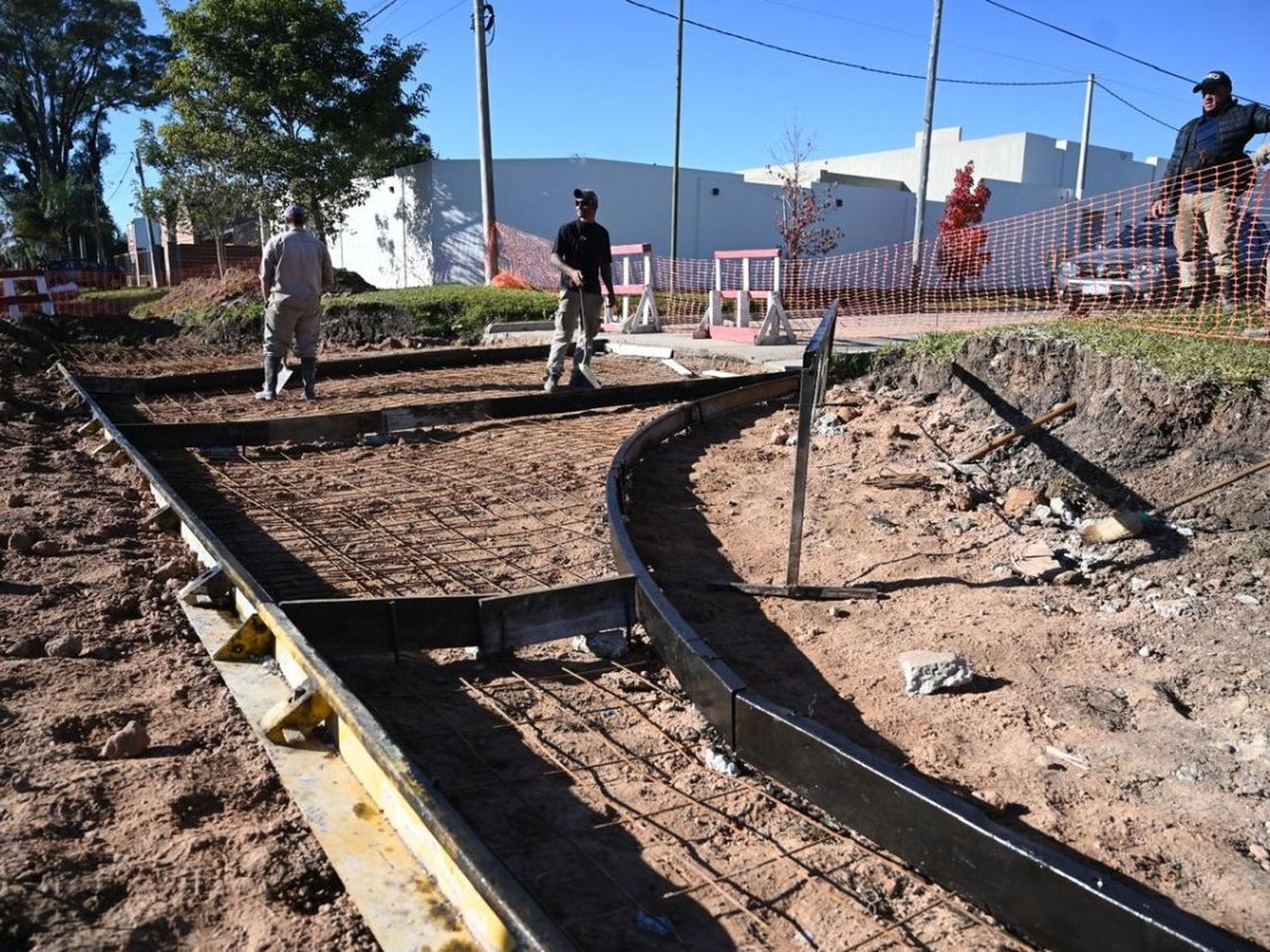 Ejecutan obras de cordón cuneta y pavimentación de calles bajo el sistema de consorcio