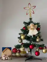 El árbol de Navidad de la familia Socobehere, con la presencia simbólica del "ángel" donante.