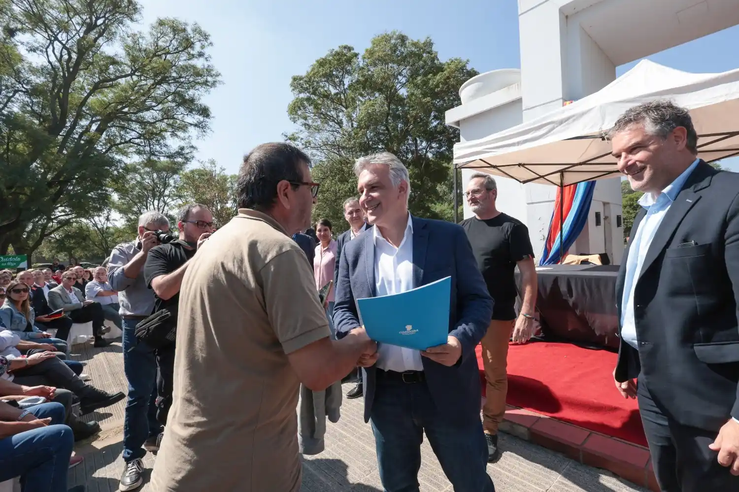 El gobernador también entregó fondos al Parque Industrial