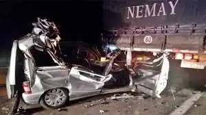 Una niña falleció en violento choque: el auto quedó debajo del camión