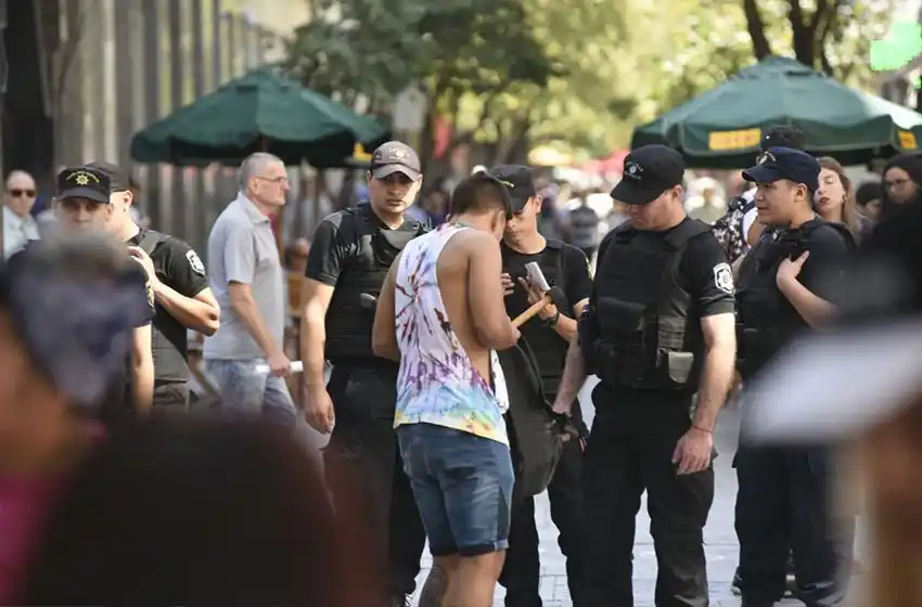Policías amenazaron a fotógrafo de Rosario Nuestro