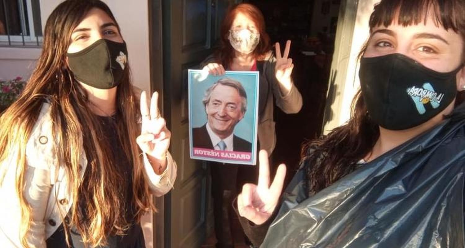 La Cámpora distribuye en San Pedro los pósteres “Gracias Néstor” por el décimo aniversario de la muerte de Kirchner