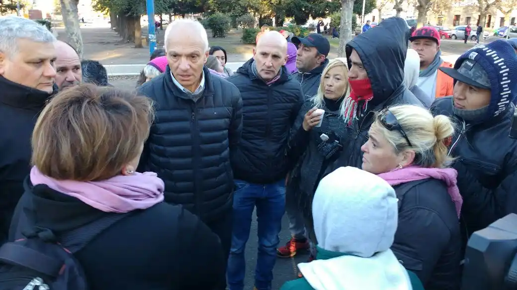 Operativo en Plaza Rocha: tensos cruces entre funcionarios y manteros