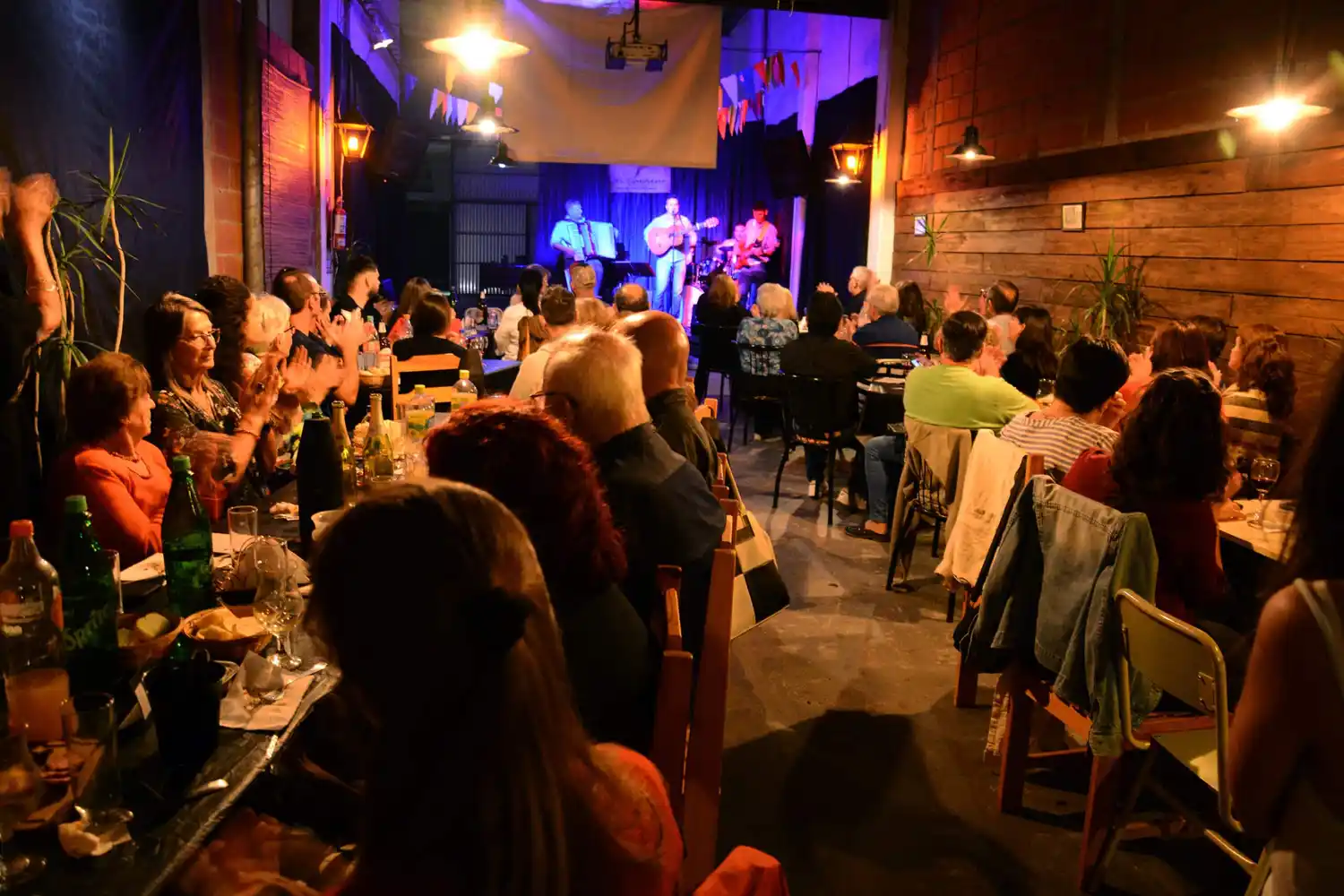 Crespo recupera un espacio cultural donde las noches se vuelven canción