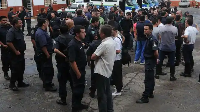 Policías bonaerenses denuncian que no cobraron los aumentos prometidos por Scioli