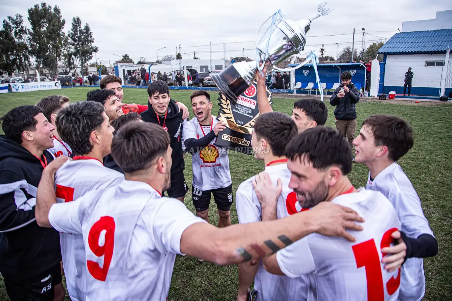 El platel de Huracán Ciclista festeja con los trofeos que lo consagran campeón del distrito