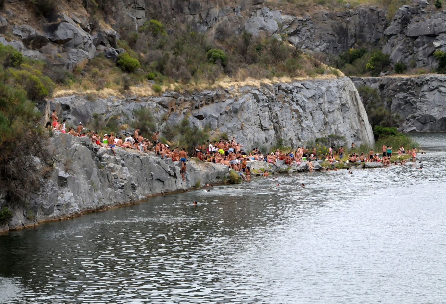 Las cavas de Cerro Leones, el clásico epicentro de los vecinos para refrescarse a pesar de las restricciones