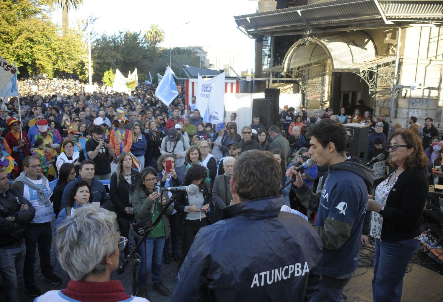 "Marchamos porque las trabajadoras y los trabajadores docentes y nodocentes hemos perdido más del 35% del poder adquisitivo de nuestros salarios en estos últimos cuatro meses", expresaron.