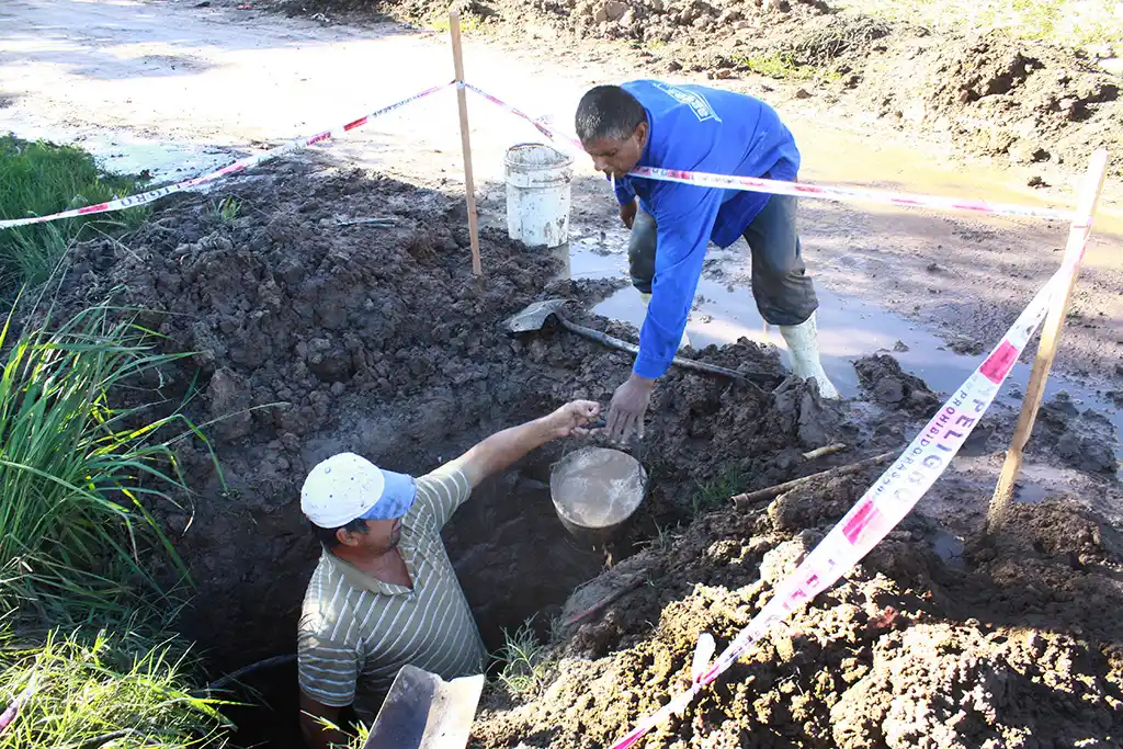 El Municipio ejecuta obras de cloacas y agua en distintos barrios