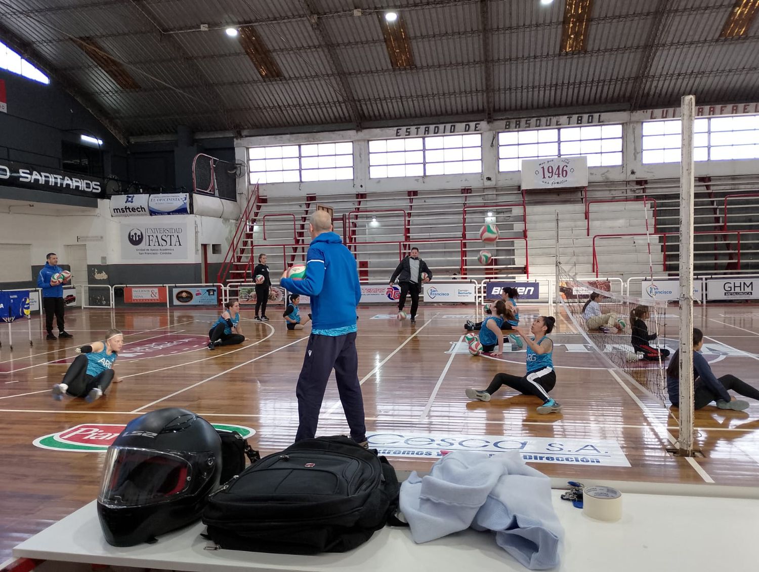 Las jugadoras entrenaron este jueves en la cancha de El Tala.