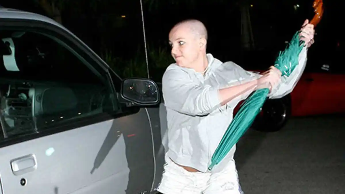 Subastan “el paraguas de la locura” de Britney Spears