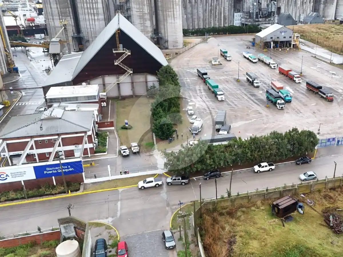 Fatal accidente. Un camionero murió aplastado por su propia unidad en la planta de ACA