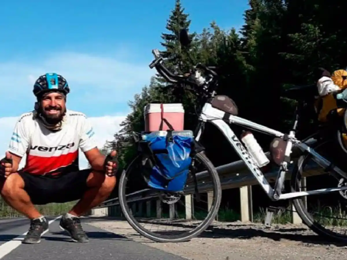 Cordobés llegó en bicicleta a Rusia: "Son 14 mil kilómetros"