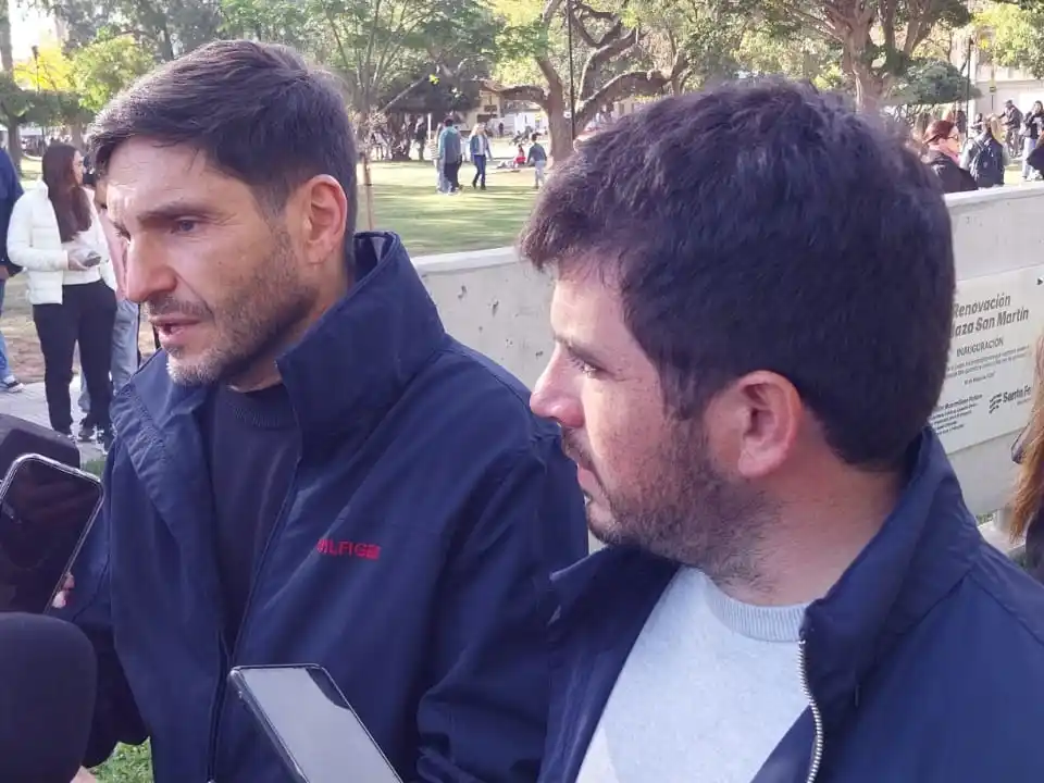 El gobernador Pullaro y el intendente Chiarella en la plaza San Martín. Foto: Sur24