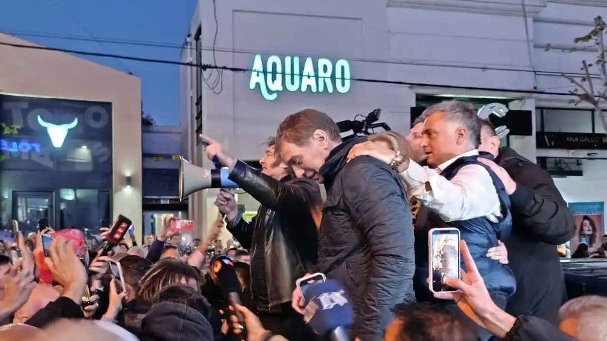 El presidente Javier Milei tuvo su acto de campaña en Mar del Plata, acompañado por el candidato Diego Santilli.