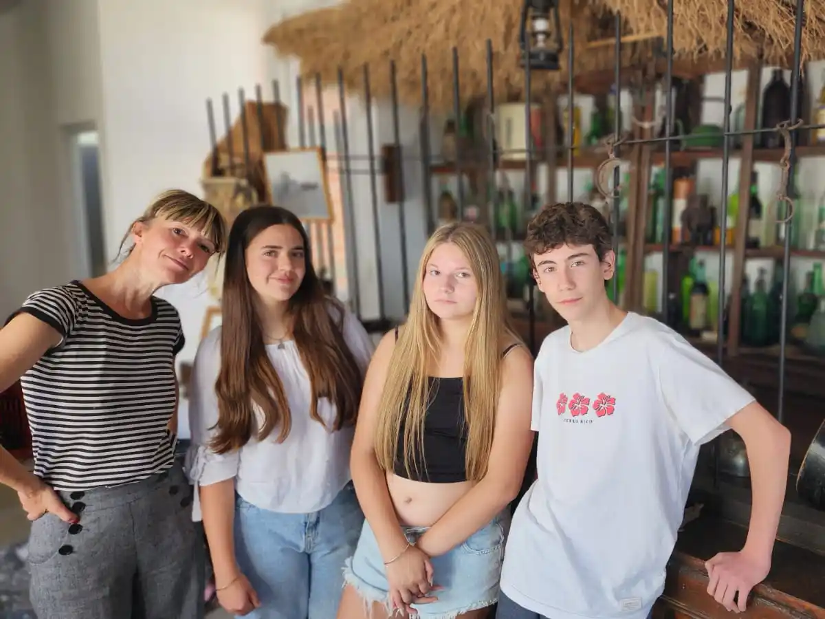 Victoria Bianchi junto a tres de los alumnos que realizan la restauración del Museo Histórico.