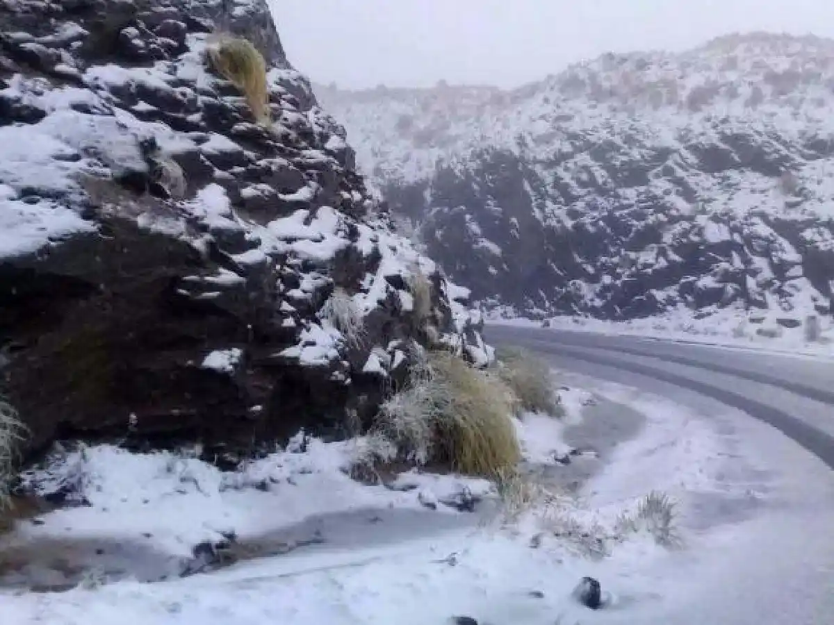 Nieva en las Altas Cumbres y piden precaución al circular
