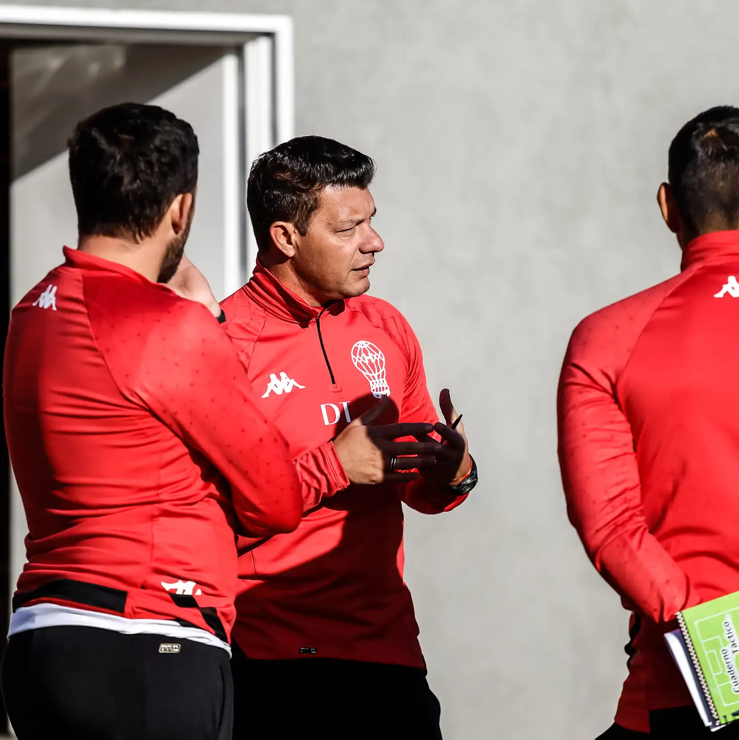 Battaglia tiene su estreno como DT de Huracán.