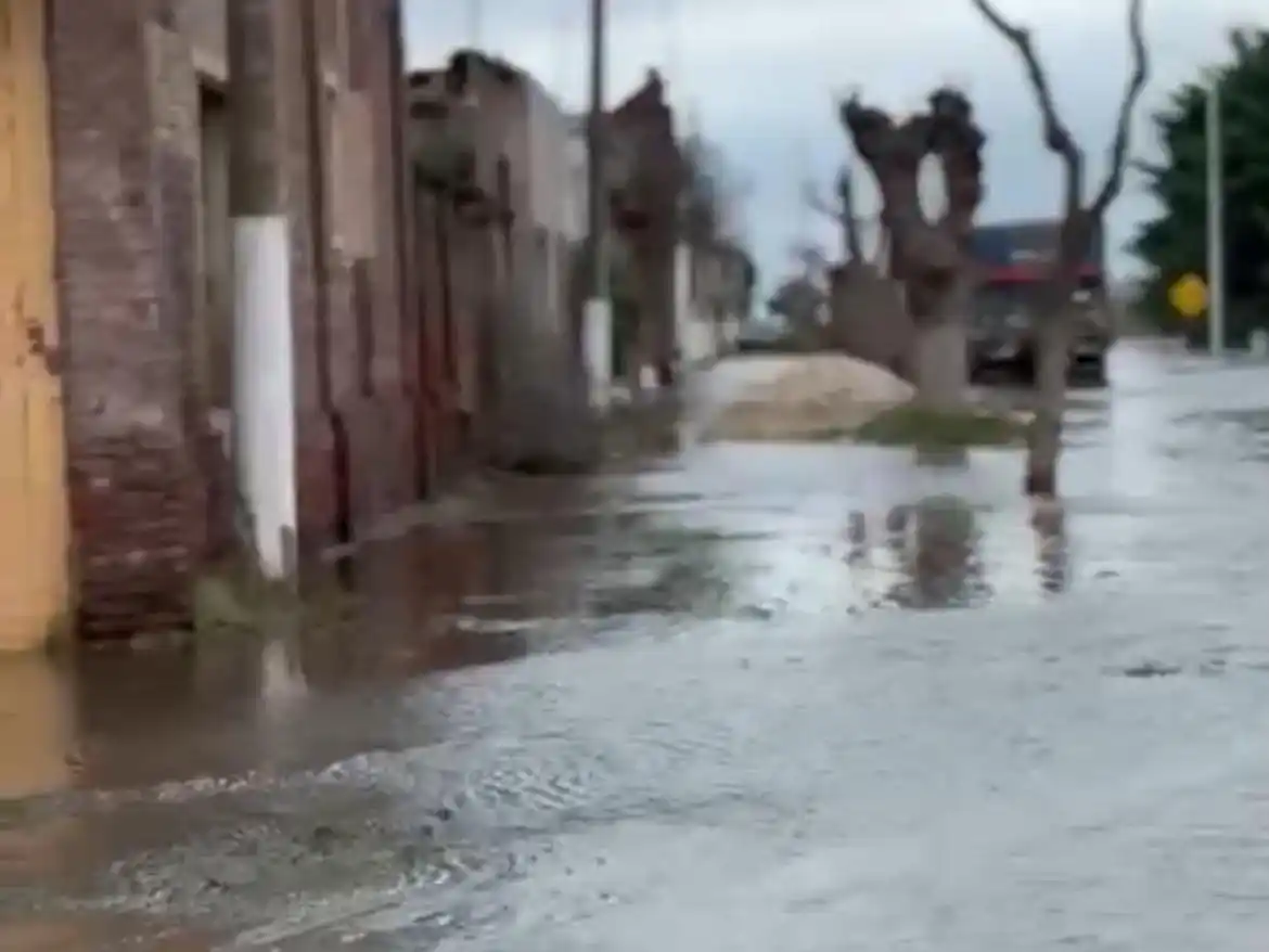 Gran cantidad de agua acumulada en las calles.