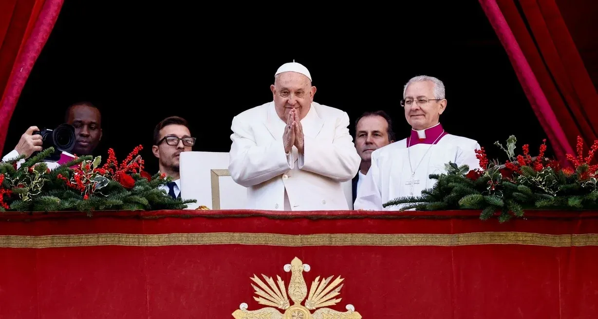 En su mensaje navideño, Francisco llamó a no tener miedo a dar pasos hacia la reconciliación y la paz, “incluso con nuestros enemigos” y a ser “peregrinos de esperanza”. Foto: Reuters / Yara Nardi.