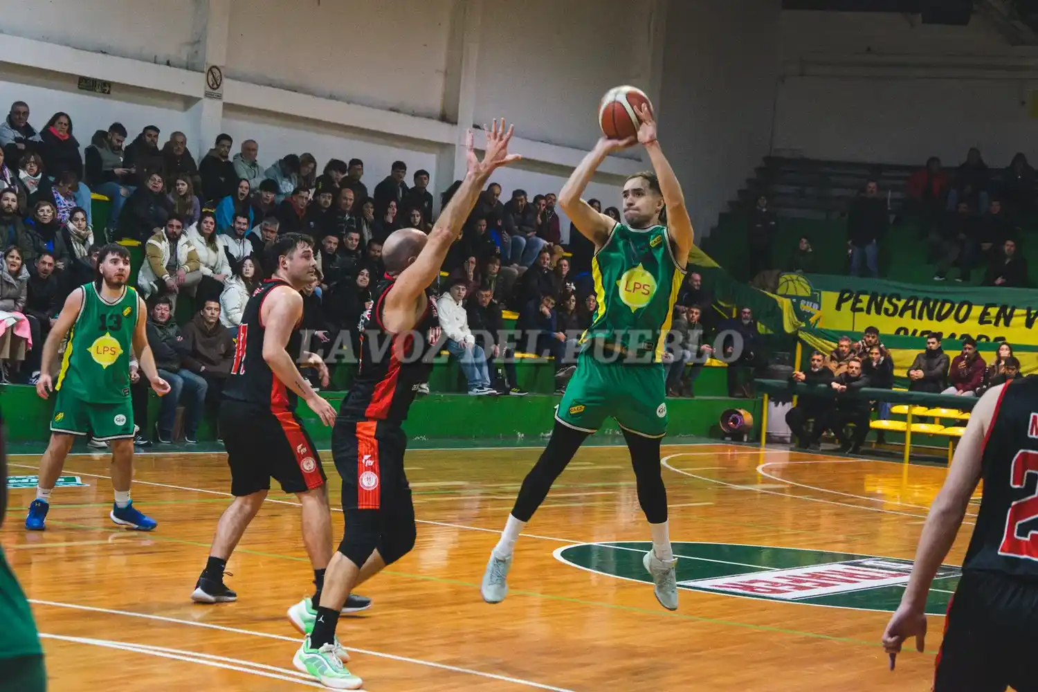 Pérez Vásquez  de Costa Sud, tira ante la marca de Rizo y Betbeder de Huracán de Necochea, mira a la distancia Acosta (Foto Nahuel La Grutta)