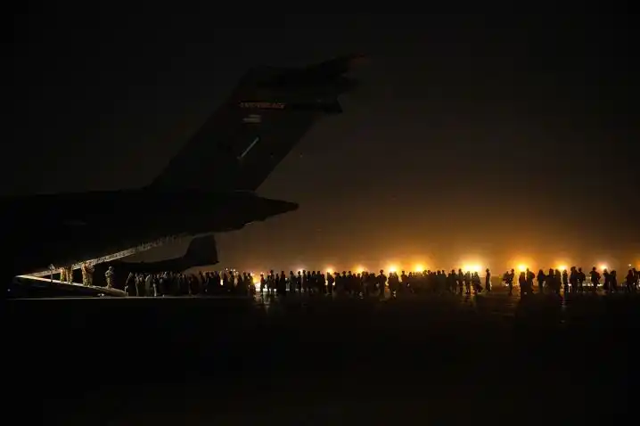 DESESPERADA salida de afganos, ¿cómo  logran huir en medio del caos?