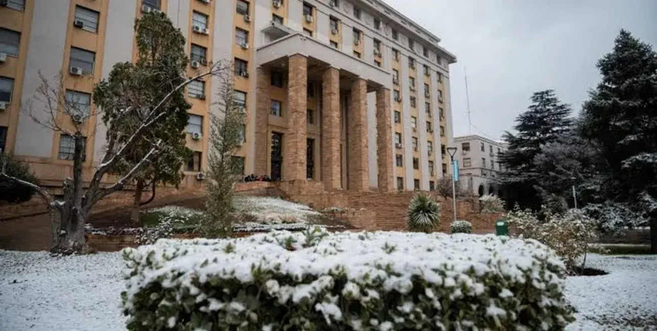 Mendoza suspendió las clases presenciales en varias localidades por nevadas y frío extremo